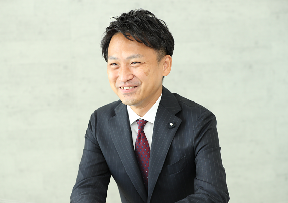 スーツを着た男性
自動的に生成された説明