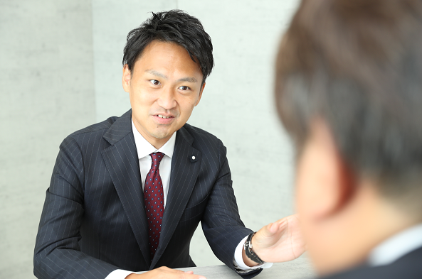スーツを着た男性
自動的に生成された説明