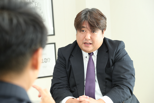 スーツを着た男性
自動的に生成された説明