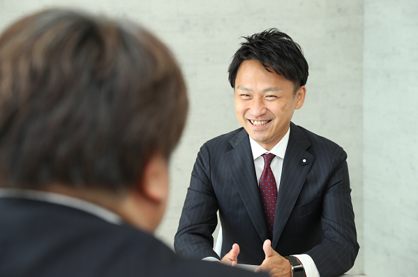 スーツを着た男性
自動的に生成された説明
