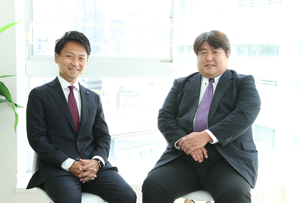 スーツを着た男性たち
自動的に生成された説明