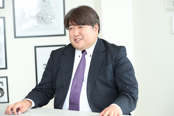 スーツを着た男性
自動的に生成された説明