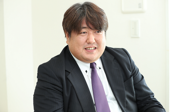 スーツを着ている男
自動的に生成された説明